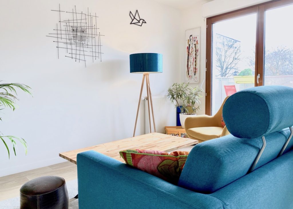 villa Condroyer salon canapé bleu canard fauteuil jaune moutarde - blog déco - clem around the corner