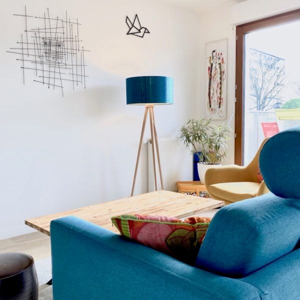 villa Condroyer salon canapé bleu canard fauteuil jaune moutarde - blog déco - clem around the corner