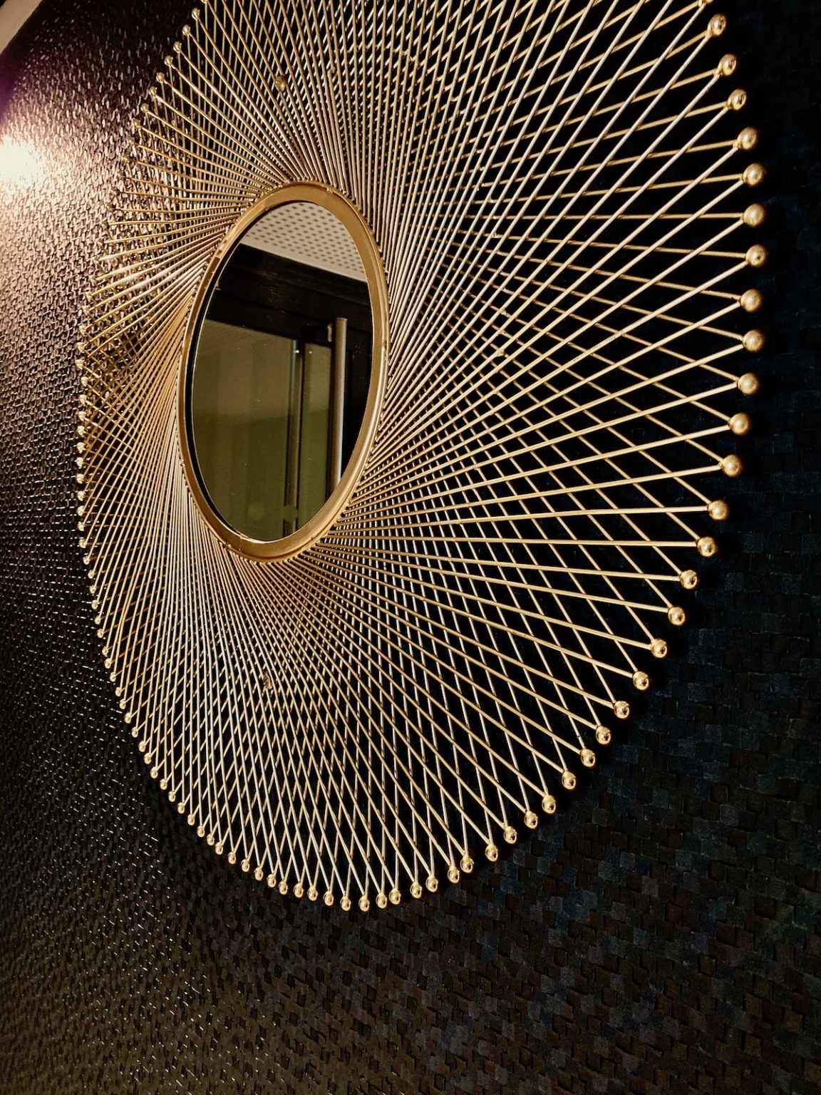 villa Condroyer miroir soleil géant doré entrée - blog déco - clem around the corner