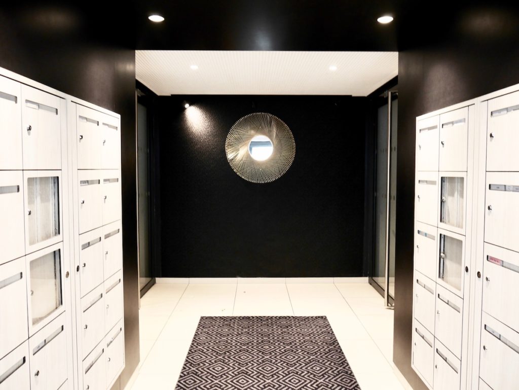 villa Condroyer cogedim parties communes entrée immeuble noir blanc design