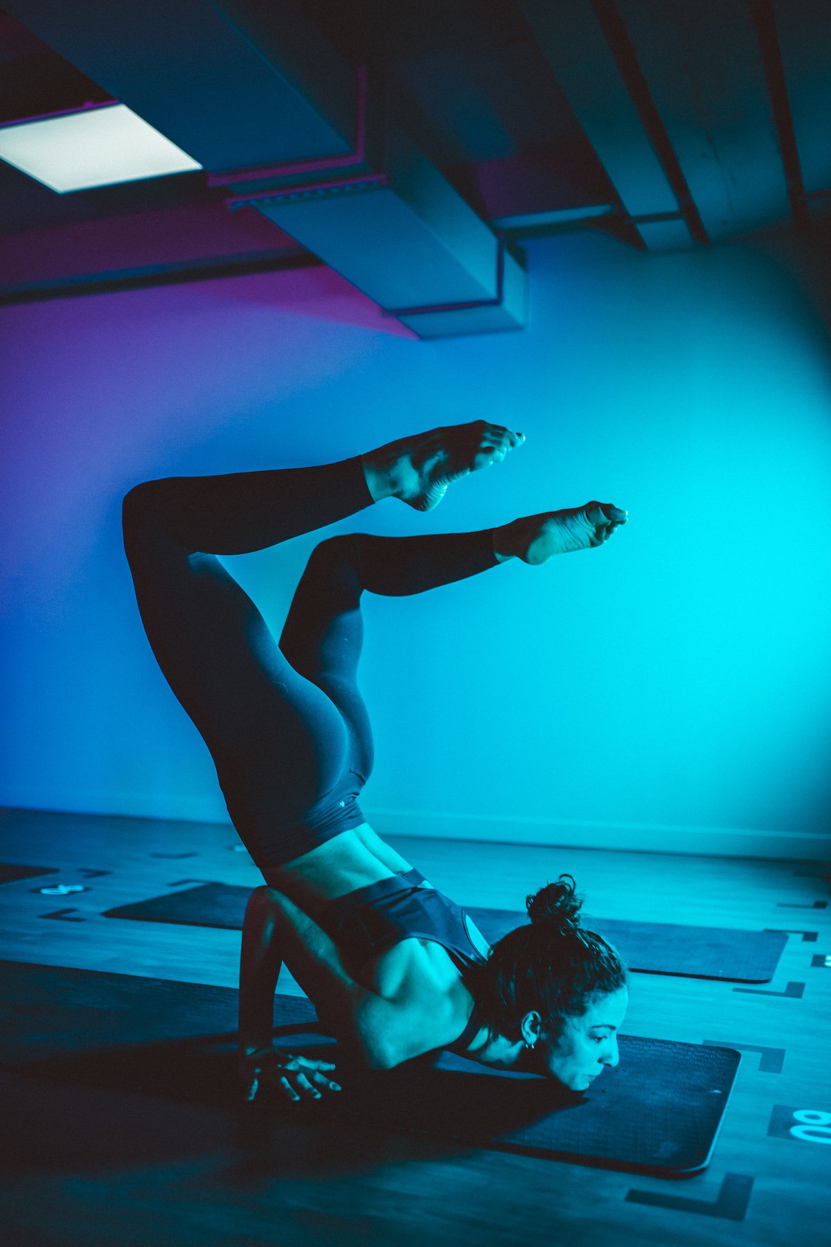 Olivia Courbis en posture de Yoga chez Episod Paris