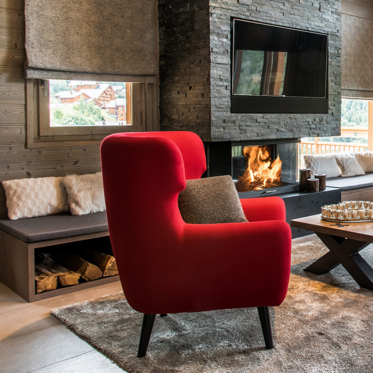 chalet familial salon fauteuil rouge vif blog déco clematc