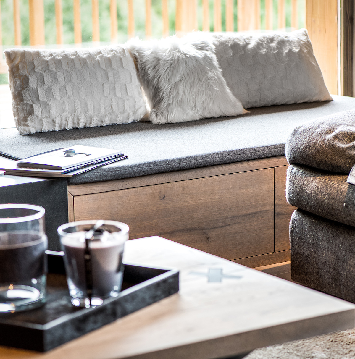salle d'entrée carrelage béton luminaire néon bleu blanc mur bois lamé