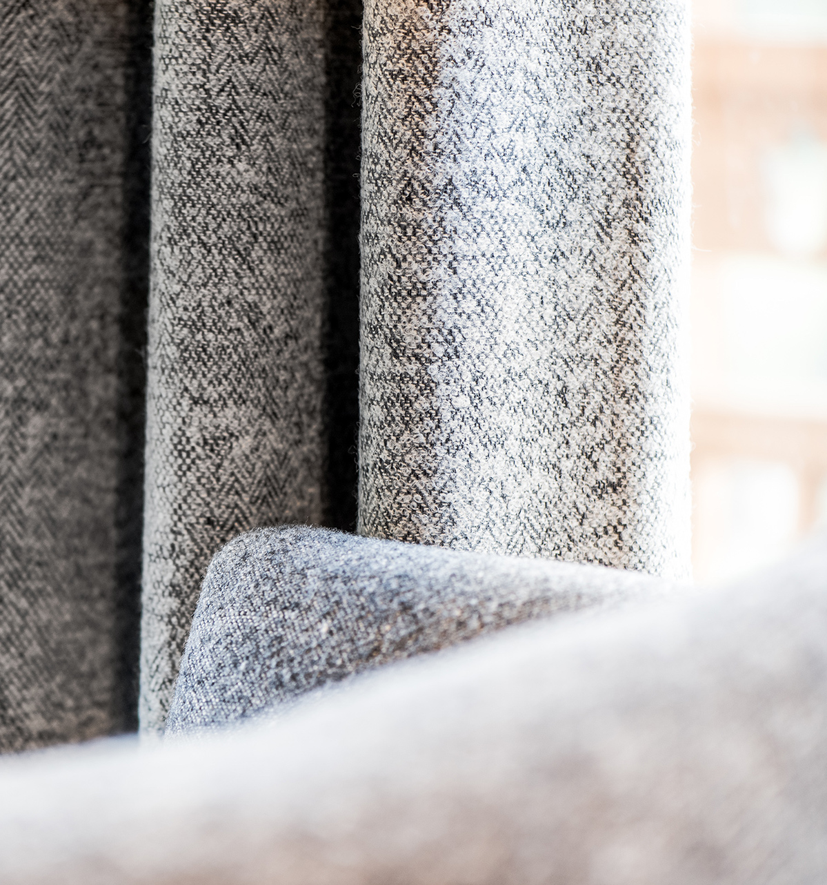 Rideau épais de salon gris déco intérieure sobre élégant