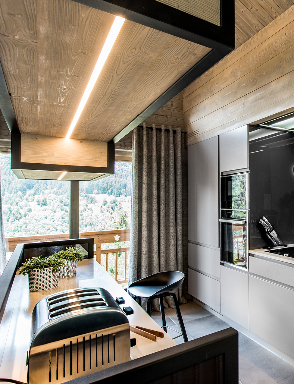 cuisine ouverte style indus étagère métallique noire néon lumineux jaune