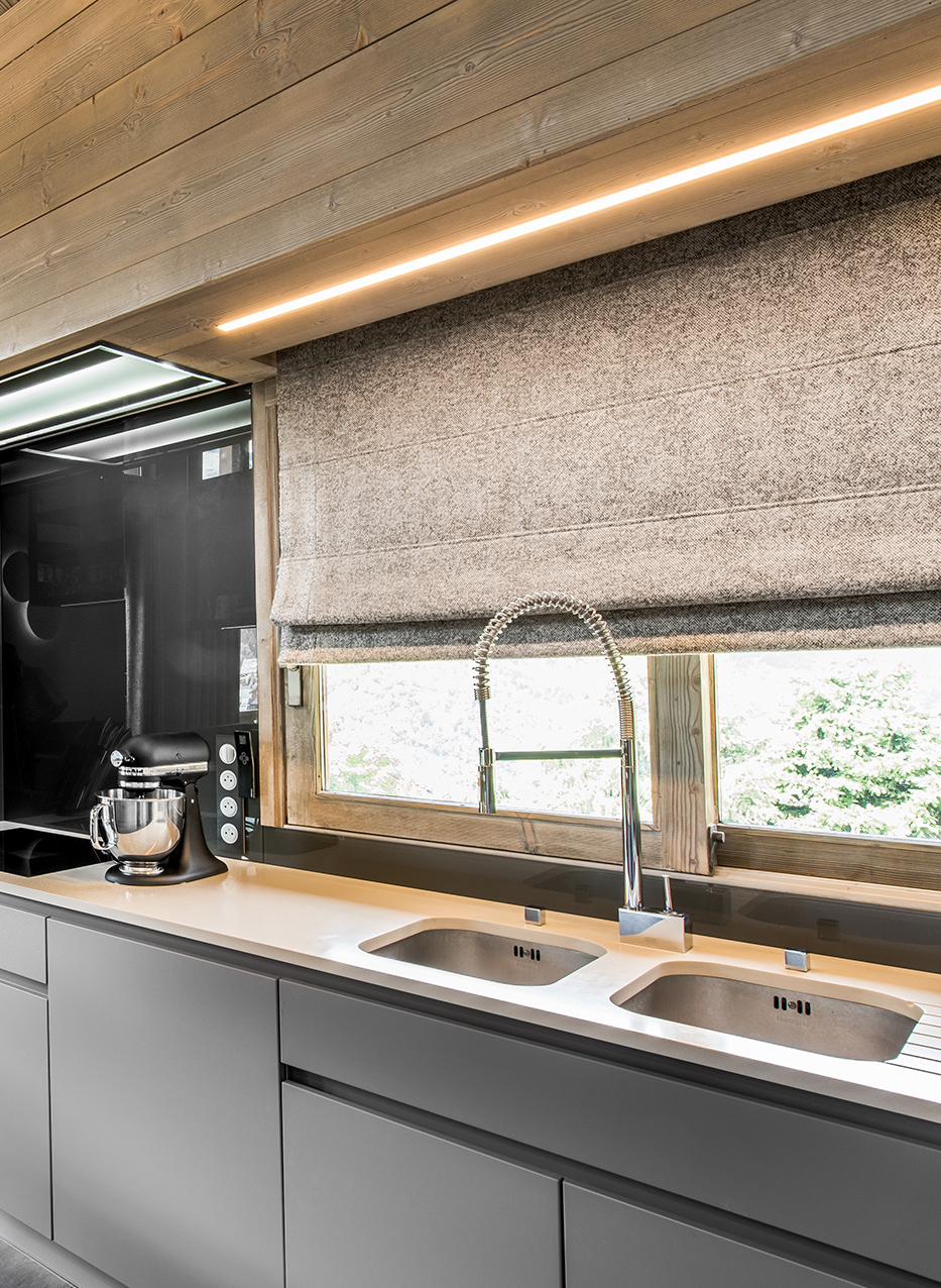 cuisine moderne style indus étagère métallique noire néon lumineux jaune