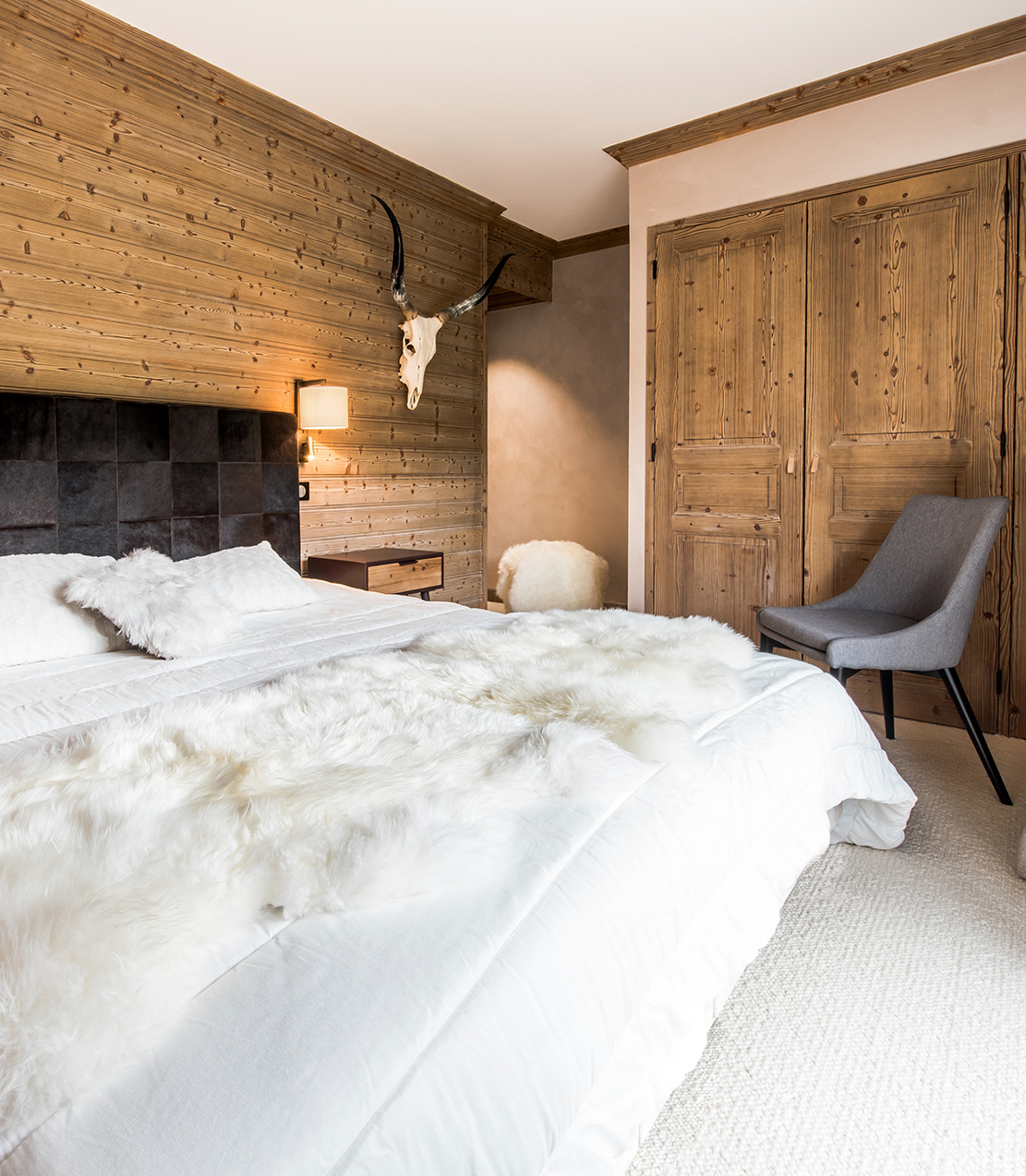 chambre lit double chalet cosy mur bois plaid fourrure blanche