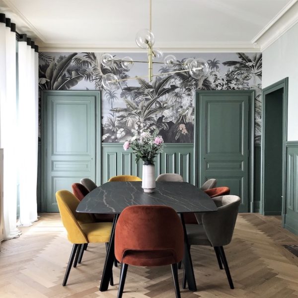 salle à manger rénovation maison style haussmannien chaise velours papier peint - blog déco - clematc