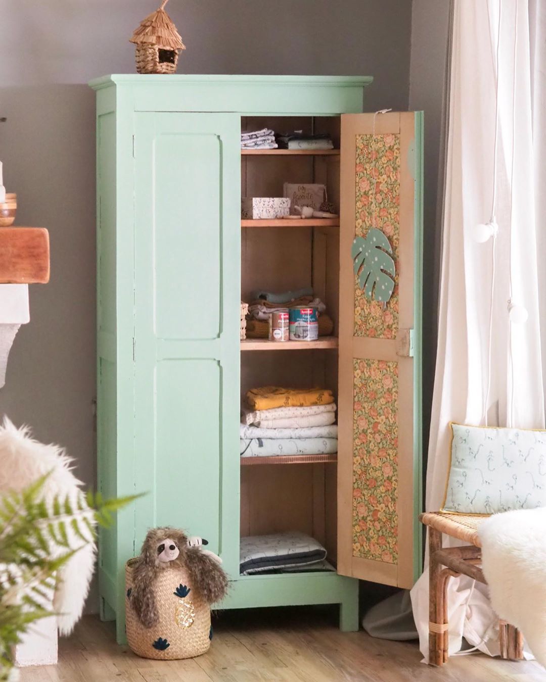 armoire parisienne vintage en bois chambre enfant vert menthe pastel tapisserie fleuris vintage