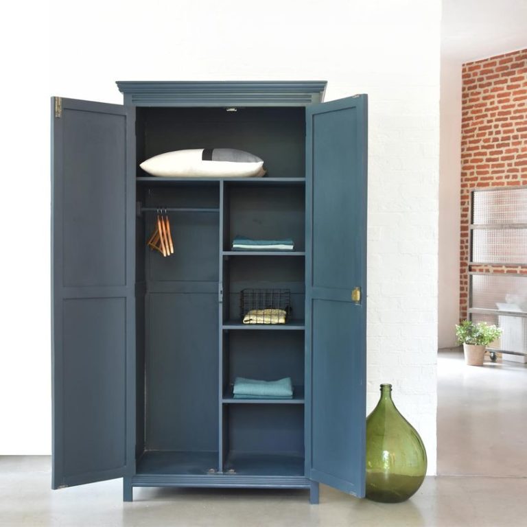 blog déco clemaroundthecorner meuble parisien 2 portes penderie étagères bleu