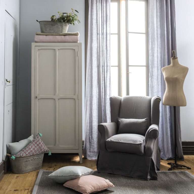 déco intérieure sobre gris vieux meuble mannequin toile métal noir parquet bois lamé