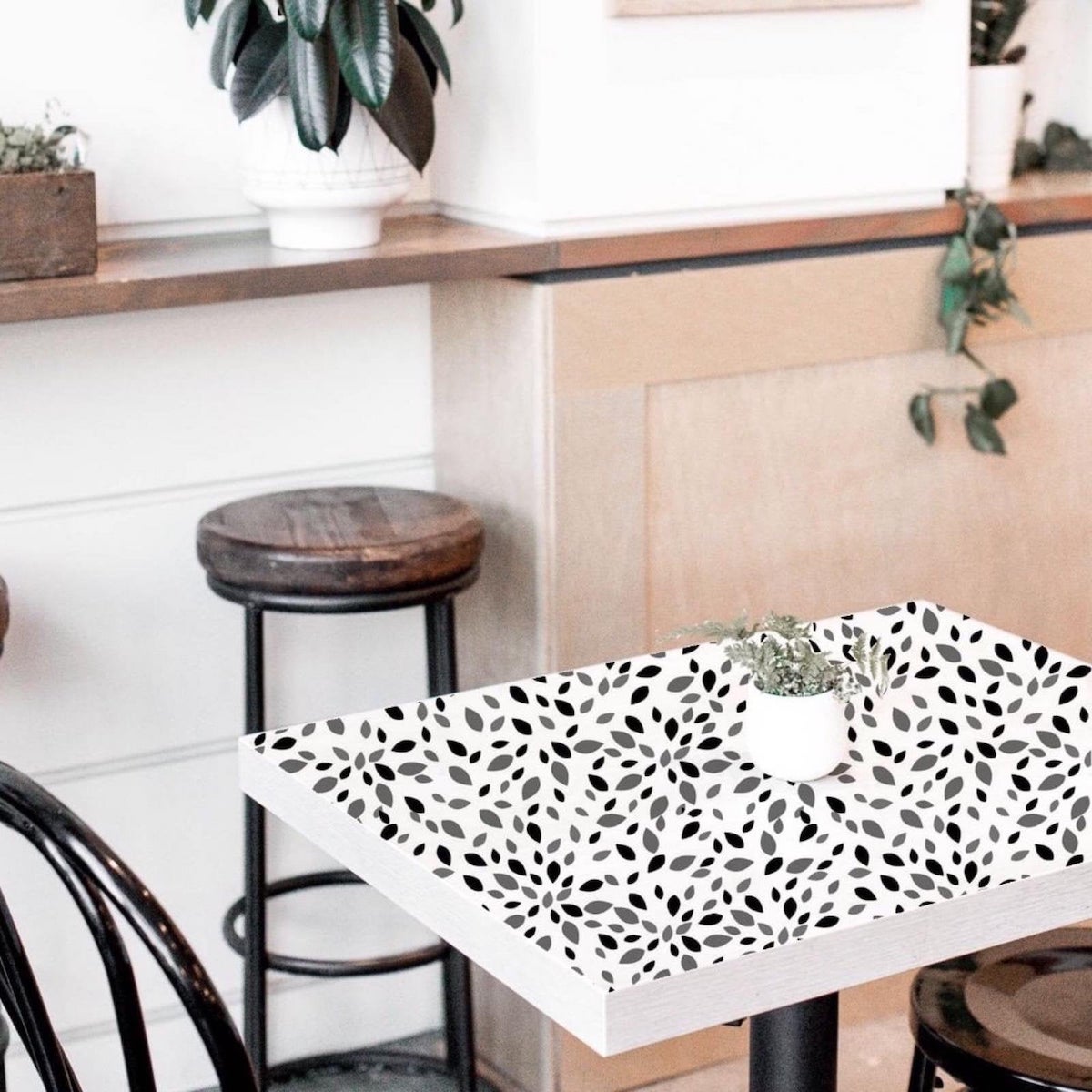 déco personnalisée table cuisine papier adhésif à pois noir et blanc tabouret rond bois et métallique