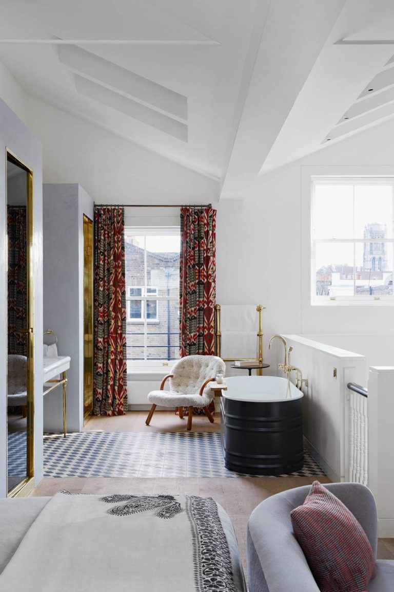 blog déco suite parentale moderne luxueuse rideau vintage rouge orange baignoire laiton