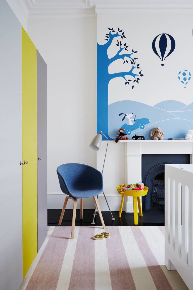 chambre enfant jaune bleu marine tapis rayure rose pastel blanc