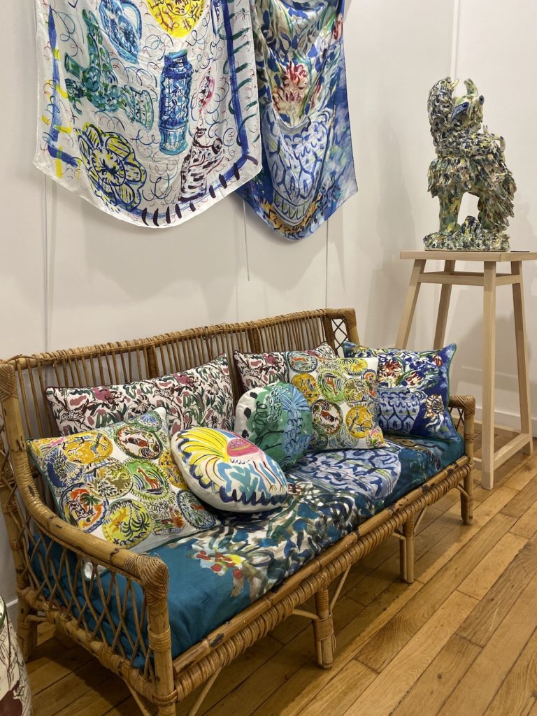 décoration intérieure salon canapé motifs colorés mouvants coussin bela silva - blog déco - clemaroundthecorner