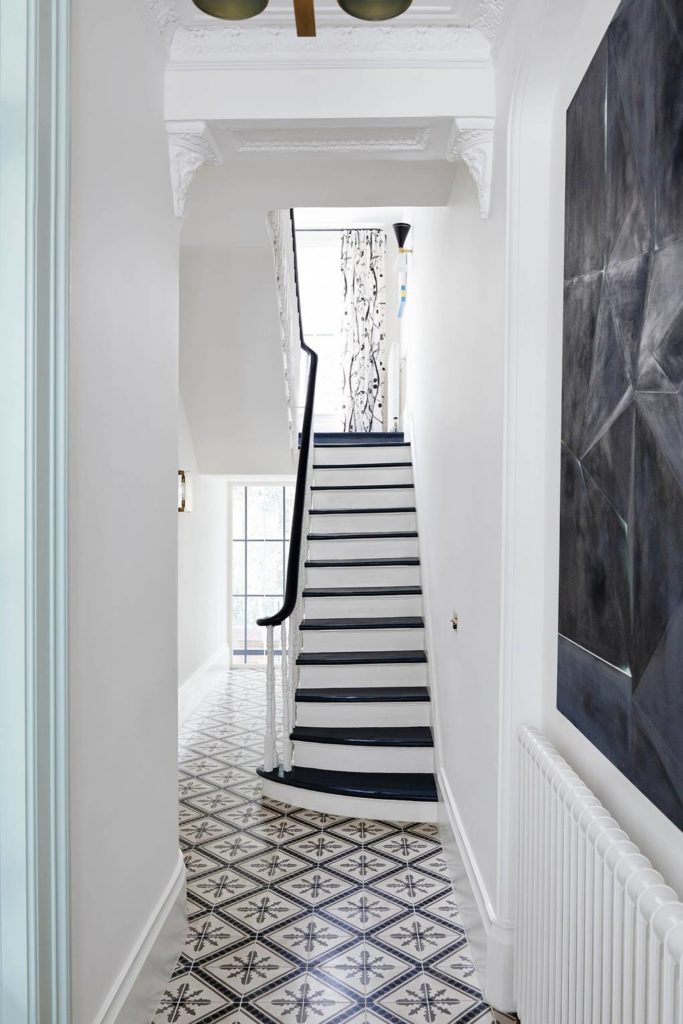 escalier couloir noir blanc carrelage vintage