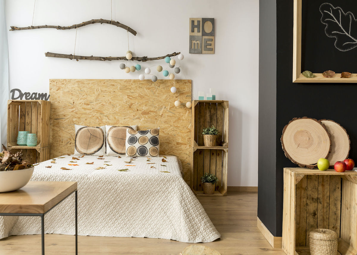 panneau liège déco chambre inspiration chambre naturelle cagette rangement en bois