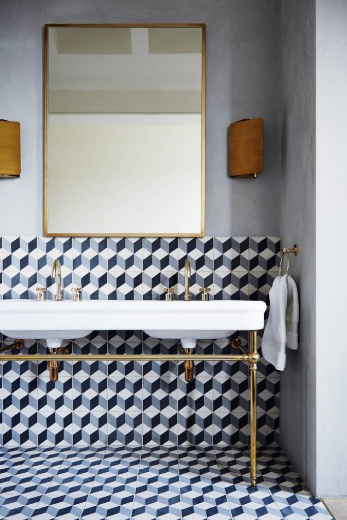 salle de bain carrelage géométrique noir blanc gris double vasque laiton