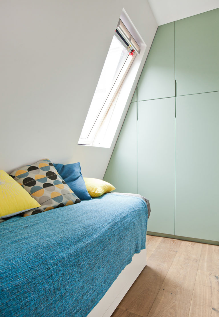 studio étudiant 15m2 lit placard bois pin vert céladon - blog déco - clem around the corner