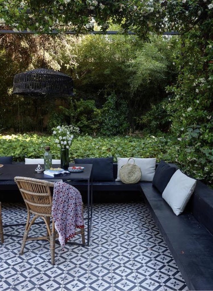terrasse design carreaux de ciment canapé bois noir - blog déco - clematc
