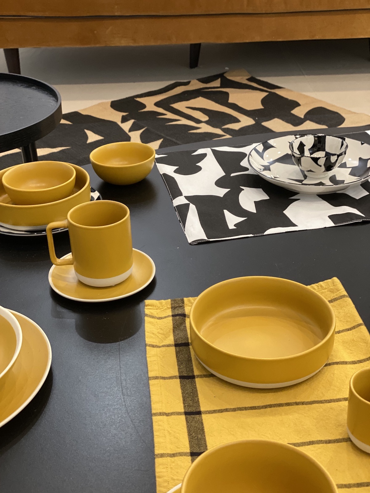 vaisselle noir jaune collaboration tendance décoration - blog déco - clematc