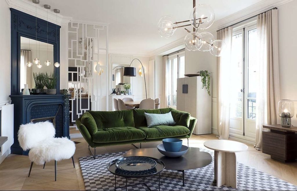 appartement décoration chic cheminée bleu repeinte fauteuil blanc moumoute fausse fourrure tapis damier canapé vert