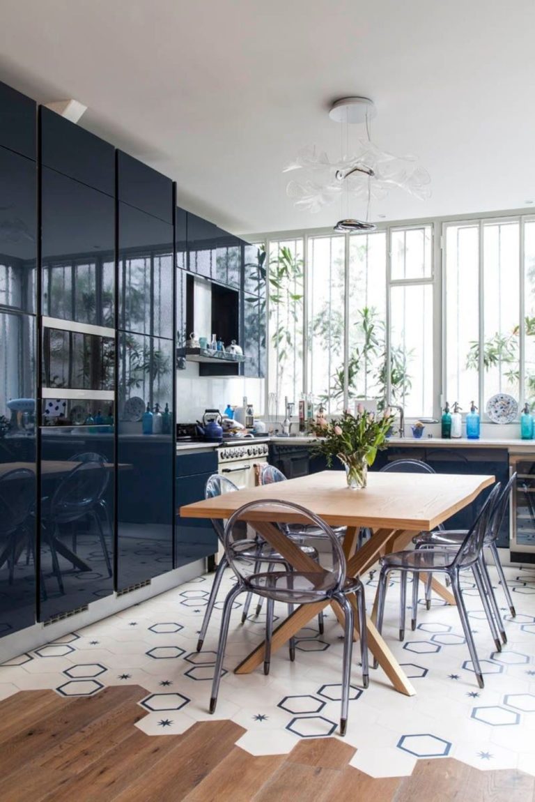 blog déco clematc cuisine lumineuse style maison de campagne carrelage rond mobilier bleu résine