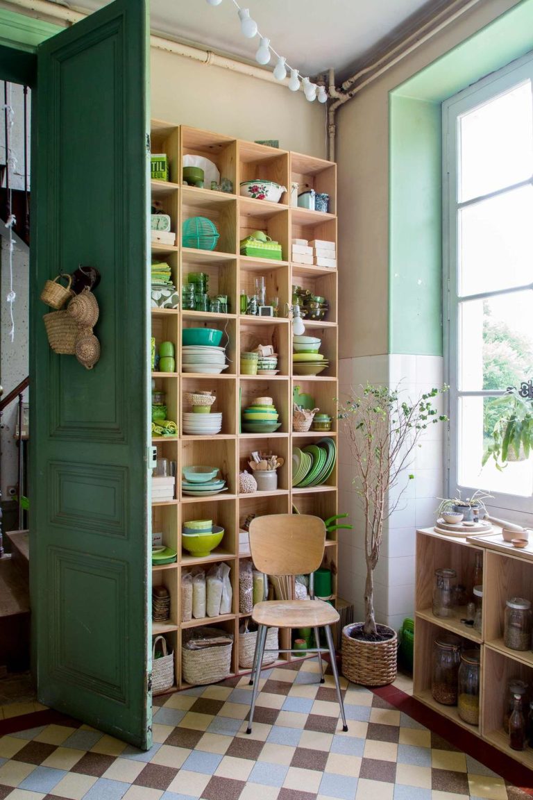 blog déco clematc cuisine verte carrelage rétro carré marron bleu beige chaise bois bords arrondis