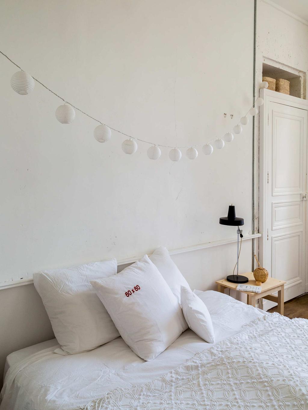 château charentais chambre blanche minimaliste moulure au mur armoire incrustée blog déco clematc