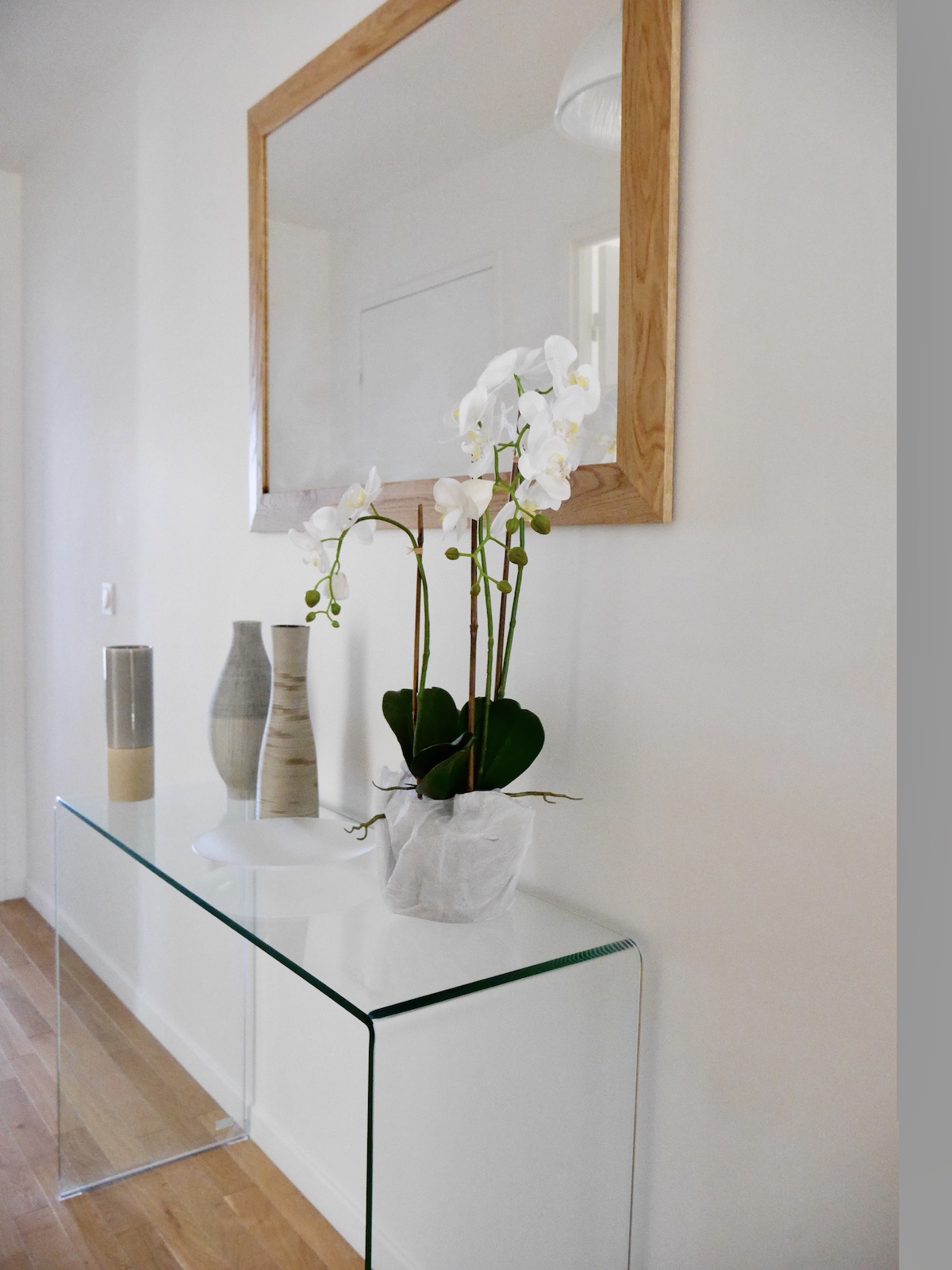 comment décorer joli couloir fleur vase console verre blog clem around the corner