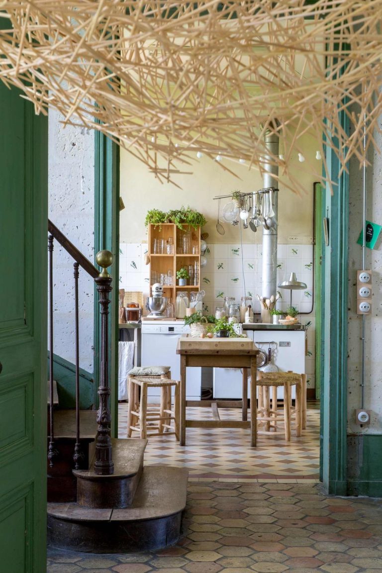 cuisine déco champêtre carrelage vintage carré tabouret carré bois osier