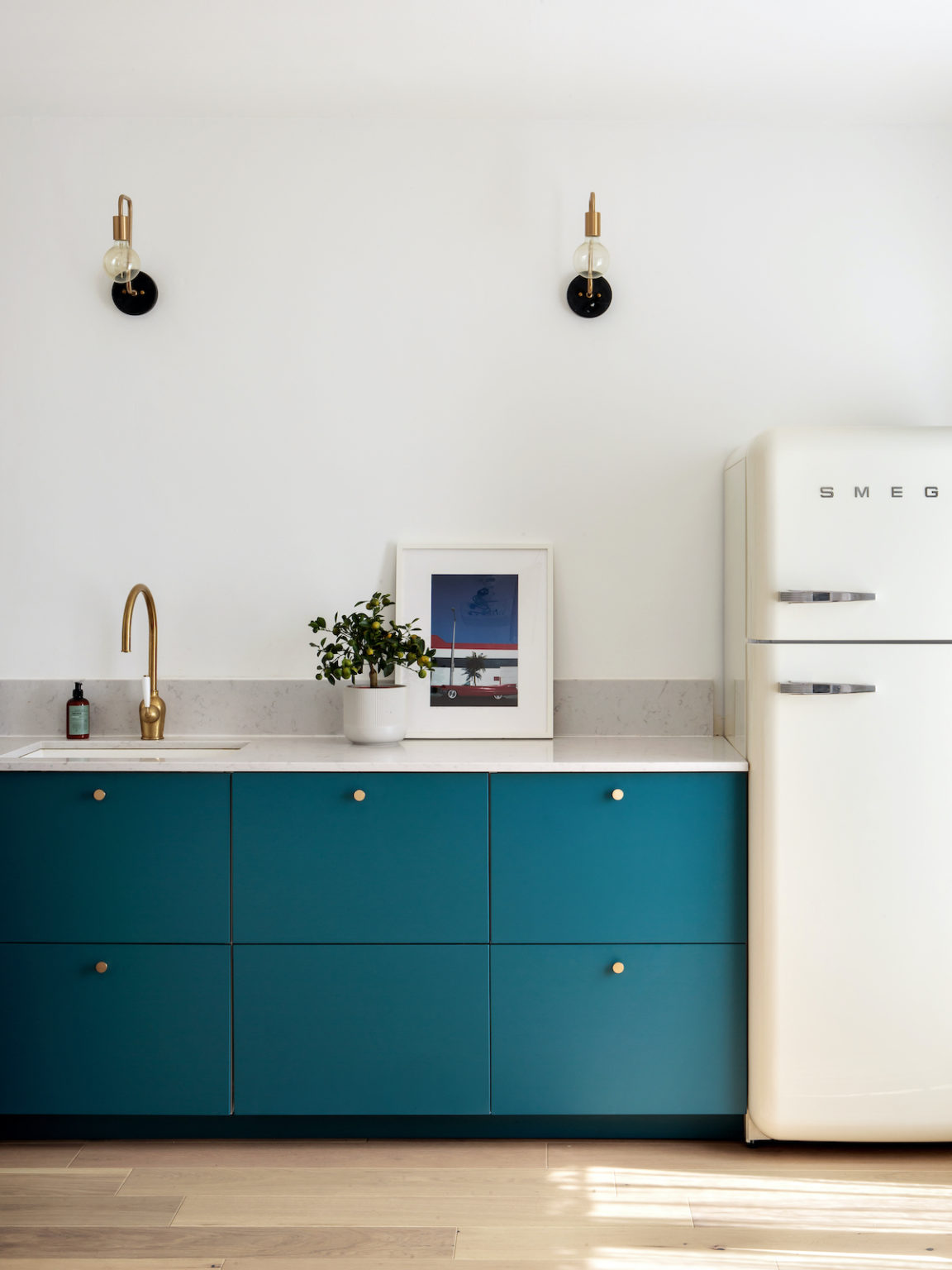 cuisine ikea hack bleu lagon marbre frigo smeg - blog décoration - clem around the corner