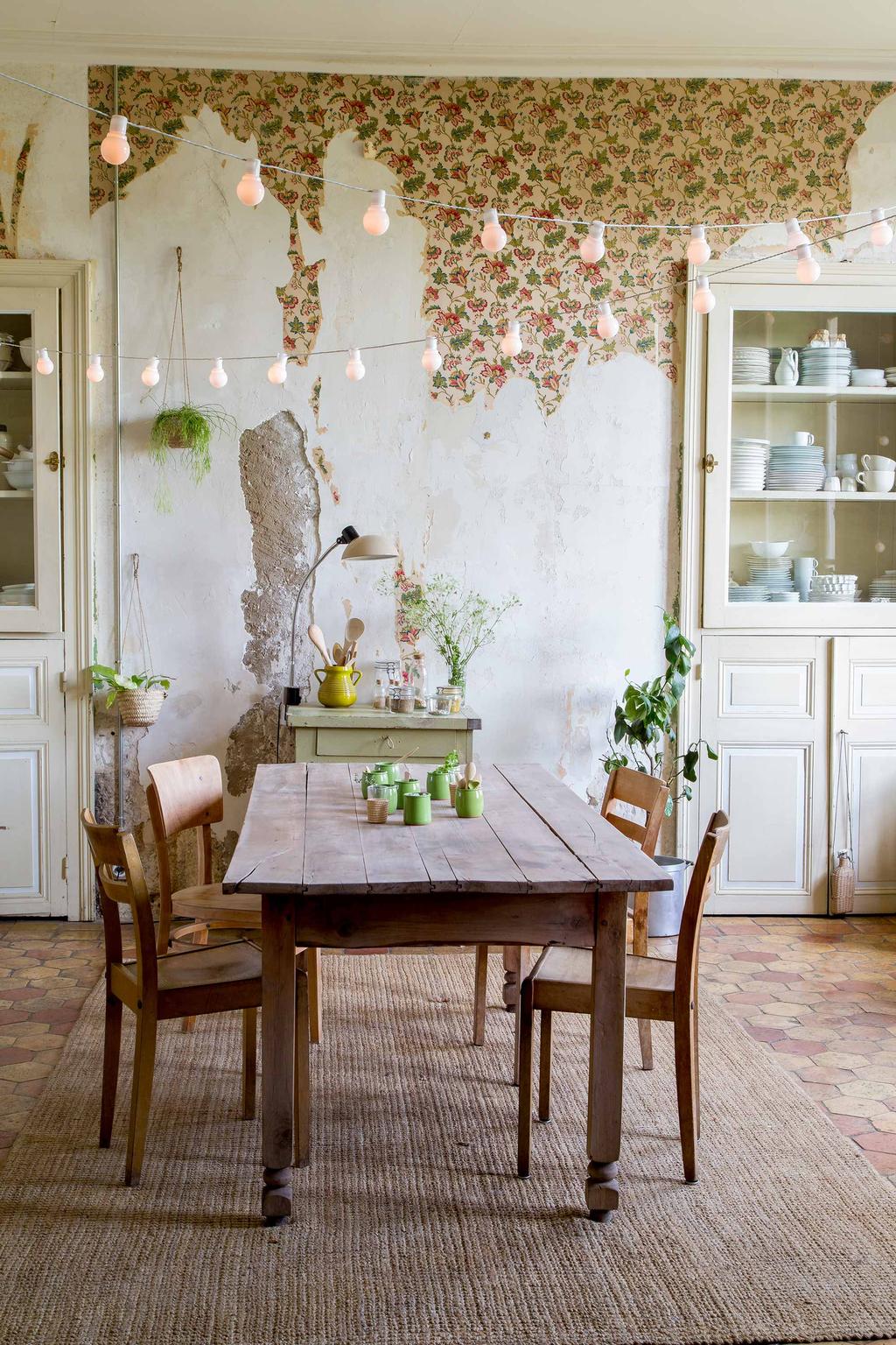 déco champêtre cuisine rustique rétro table bois brut guirlande suspendue papier peint vintage
