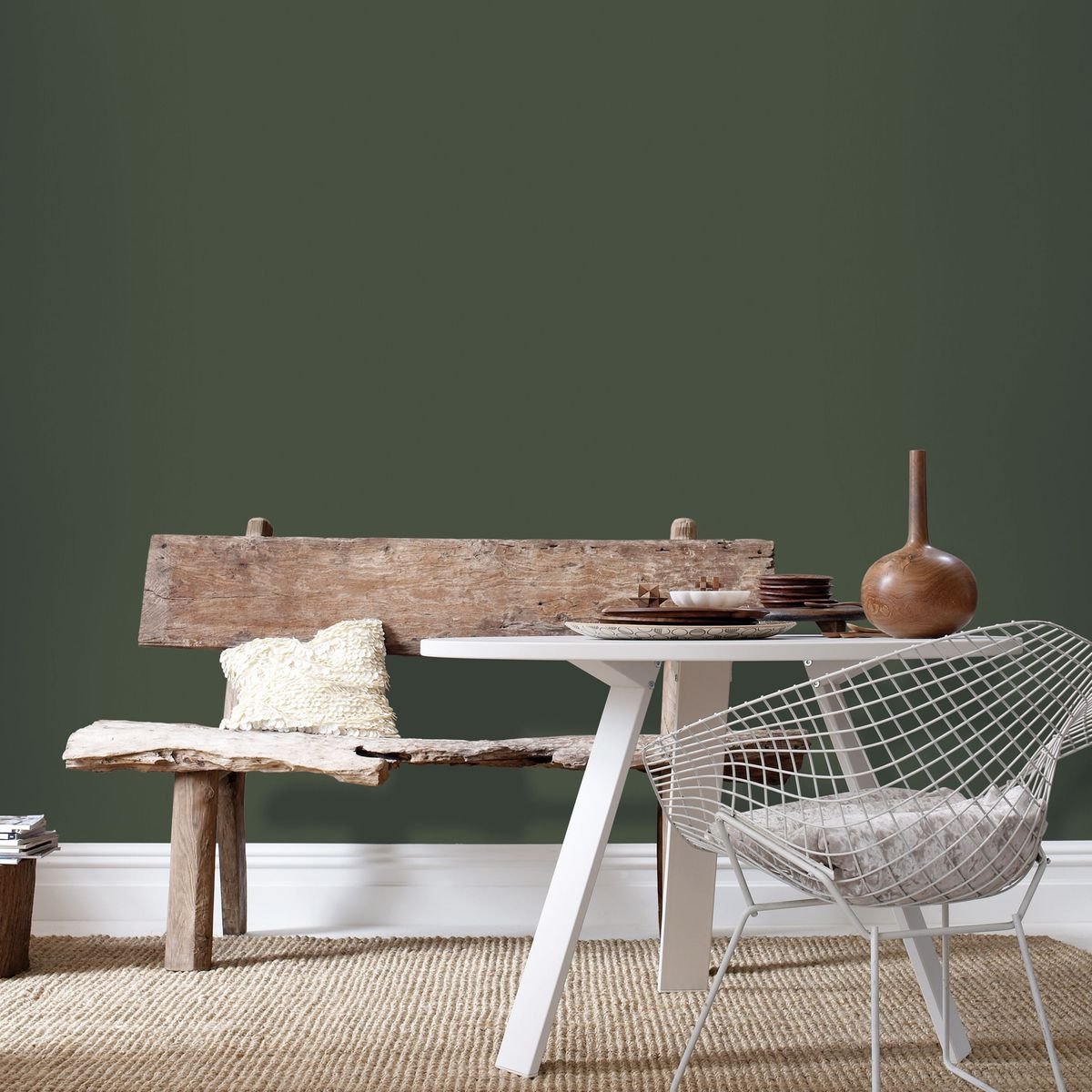 déco vert olive papier peint peinture mur salon salle à manger wabi sabi vintage design diamond chair vieux banc bois patine
