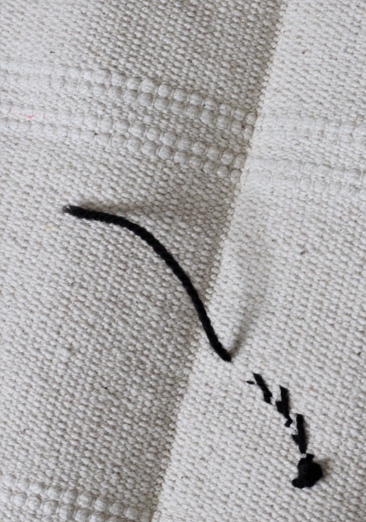 détail comment arrêter noeud broderie motif coussin