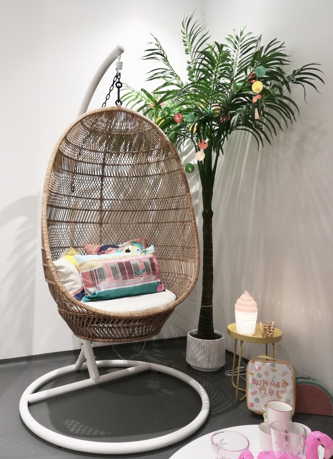 fauteuil suspendu rotin osier pied blanc jardin terrasse chambre ado