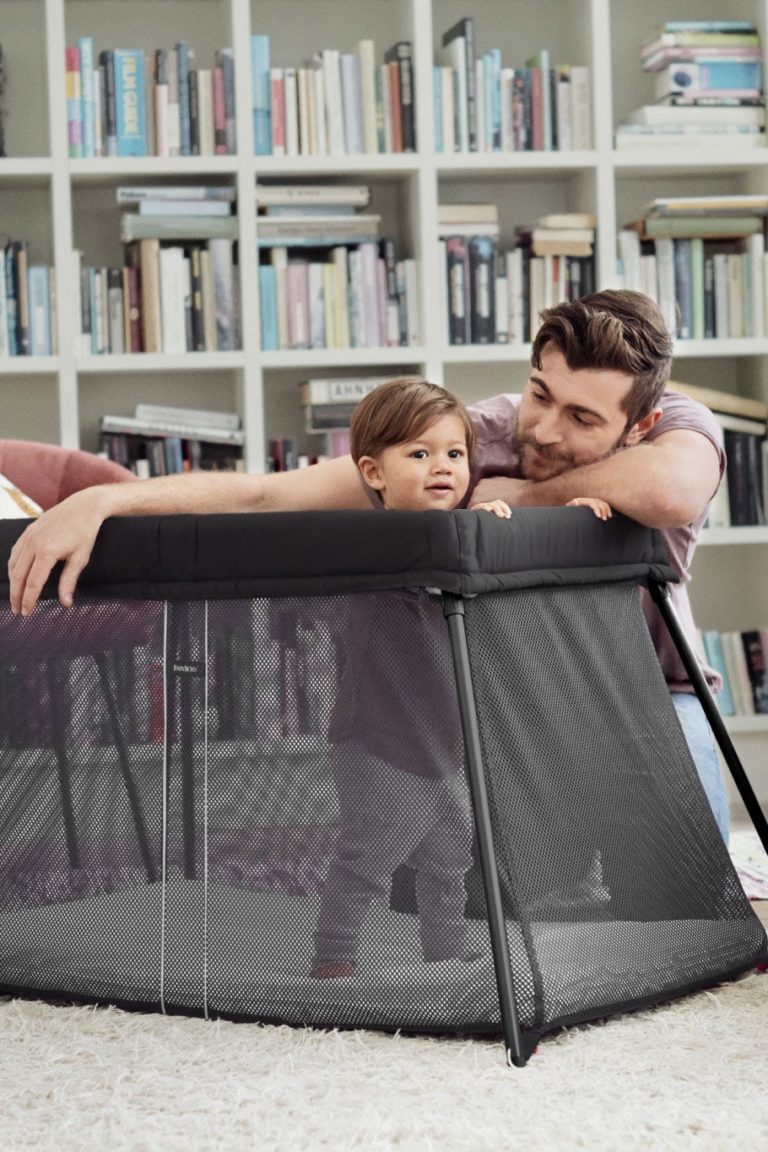 préparer l'arrivée de bébé chambre lit parapluie léger vrai matelas