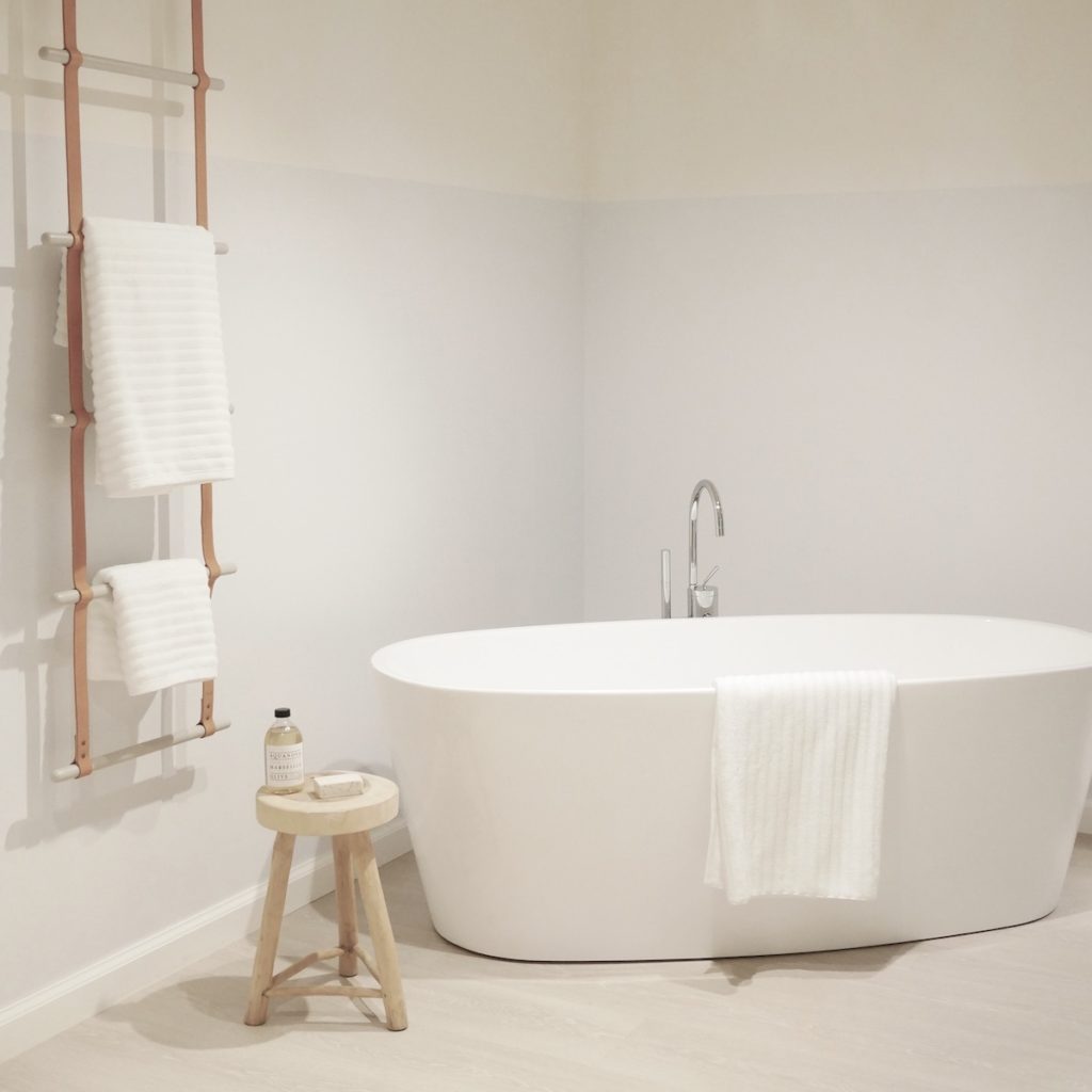 salle de bain minimaliste baignoire ilot blanche mate hygge slow life