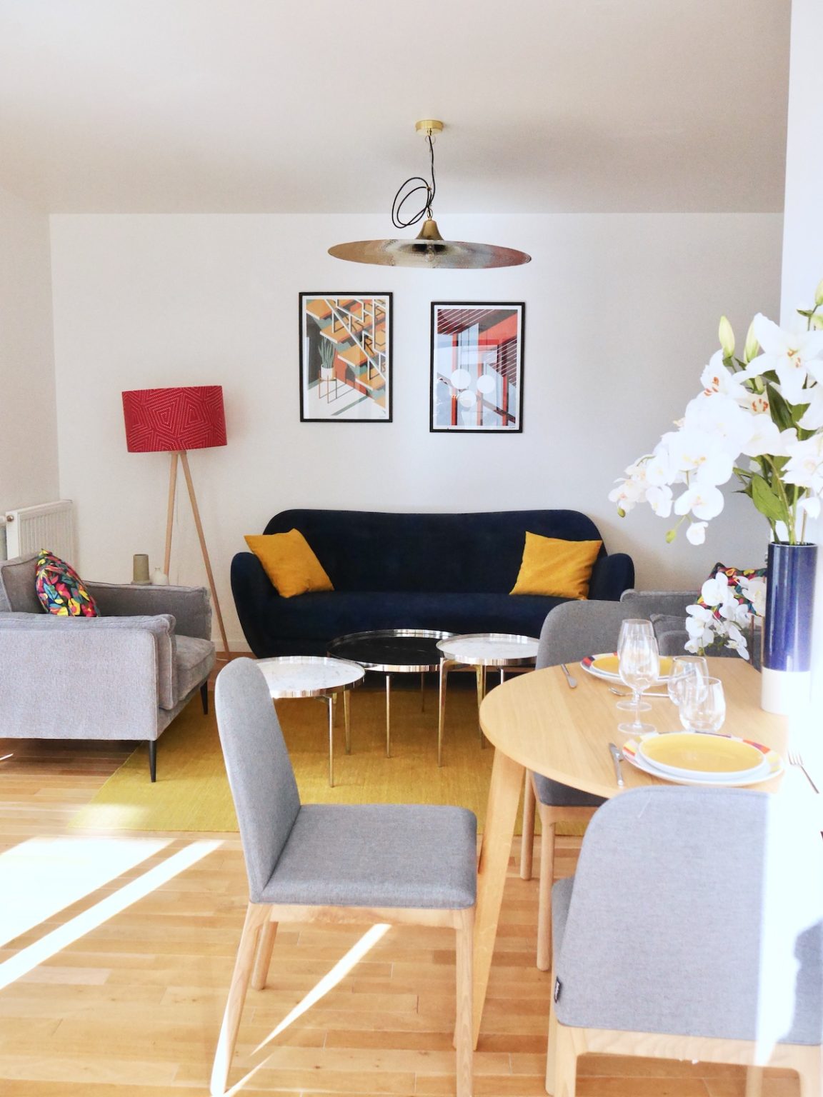 salon lumineux canapé bleu foncé coussin jaune moutarde - blog déco - clem around the corner