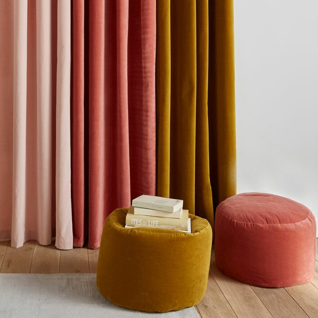 siège rond velours bille poire déco jaune moutarde velours orange rose rideau terracotta velvet