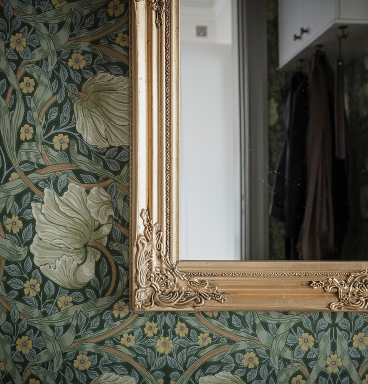 blog déco papier peint floral tons verts blanc miroir cadre doré moulure hall d'entrée