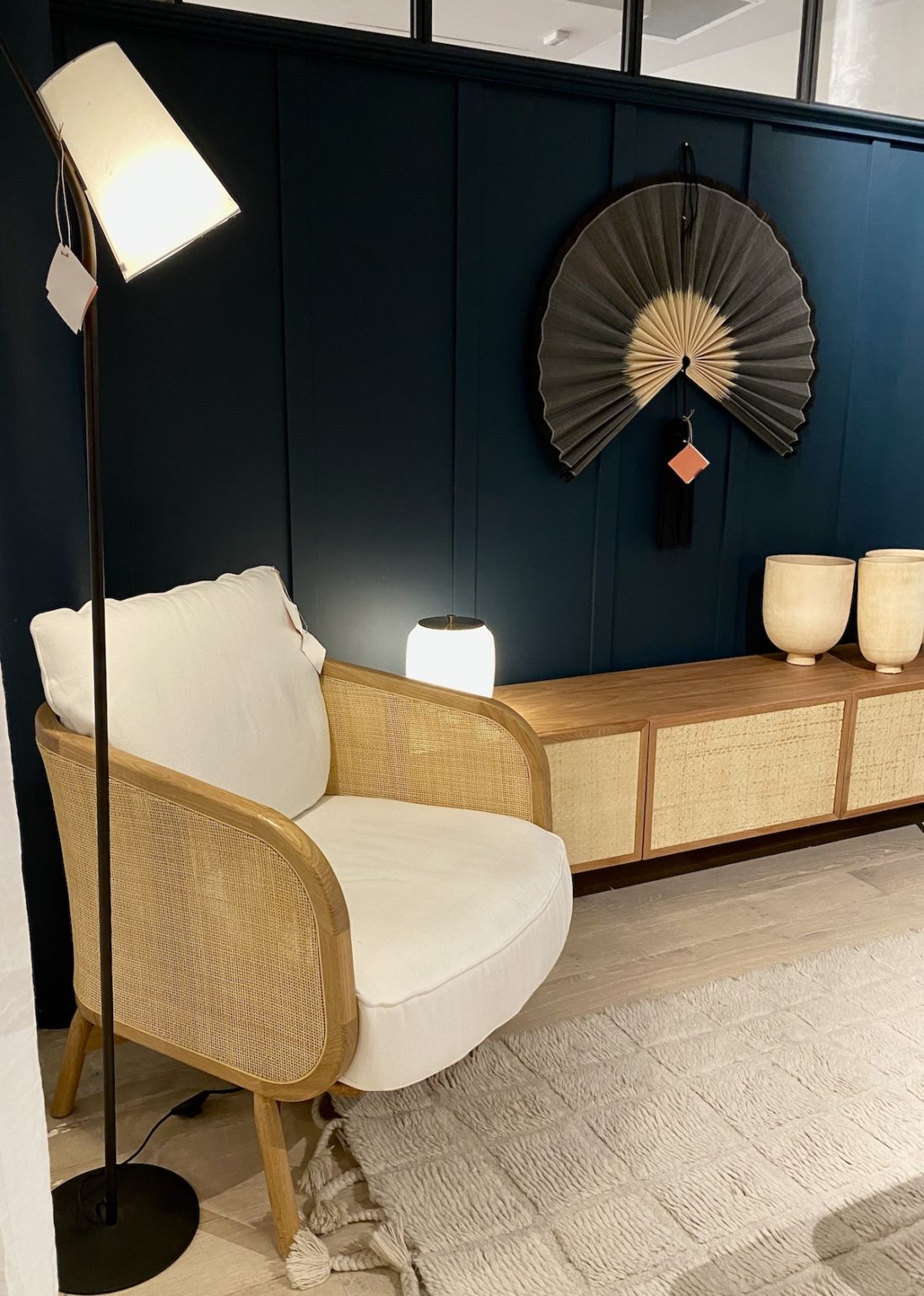 chambre bleue foncé coin lecture fauteuil cannage lin - blog déco - clem around the corner