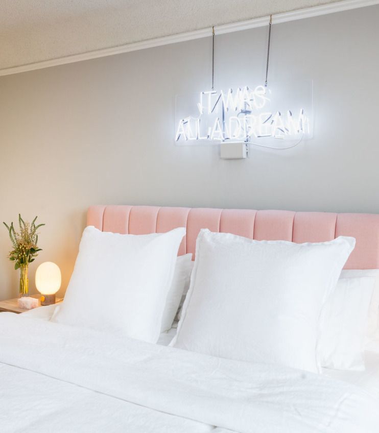 chambre lit double tête de lit velours rose poudré néon blanc