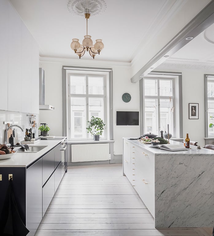 cuisine ouverte lustre vintage parquet bois blanc déco scandinave épurée