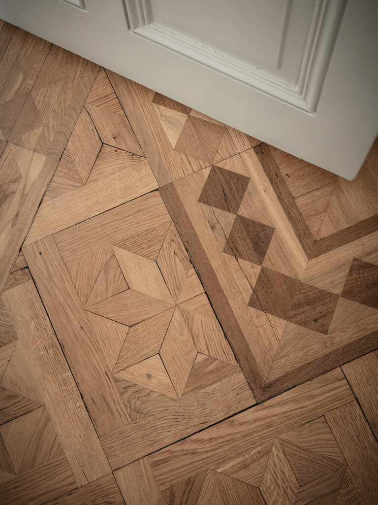 parquet bois motif étoile couleur miel porte chambre tons verts poussiéreux