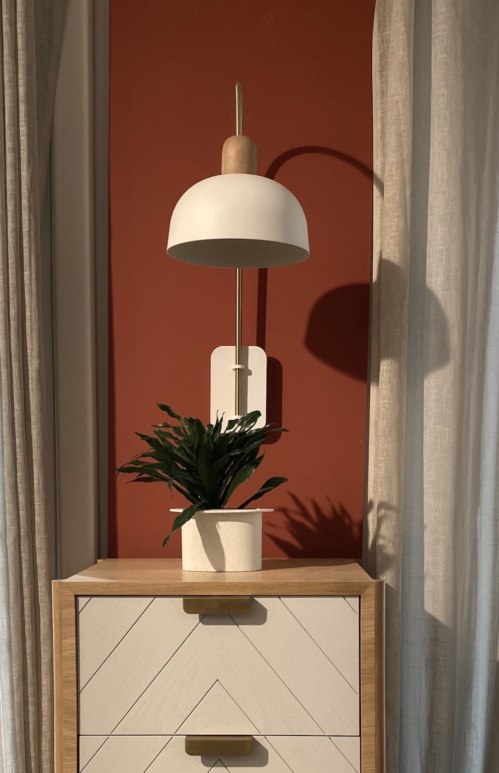 peinture murale terracotta rouge brique applique blanche laiton