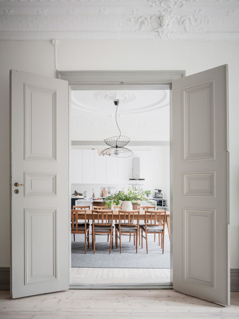 pièce de vie cuisine lumineuse table rectangulaire bois tapis extra large déco végétale