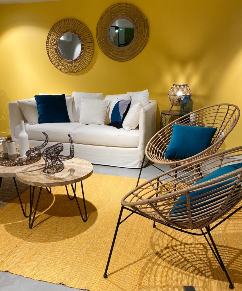 salon jaune moutarde canapé blanc tapis design tressé rotin