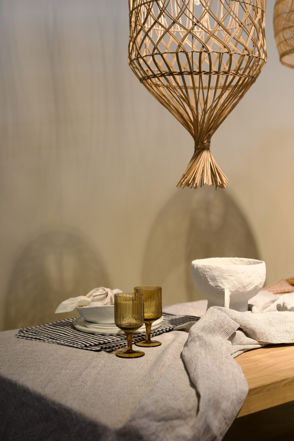 table campagne nappe blanche rayures grises