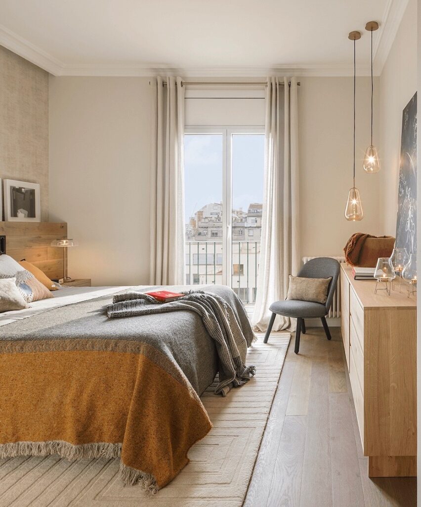 appartement Eixample chambre tête de lit bois plaid jaune moutarde